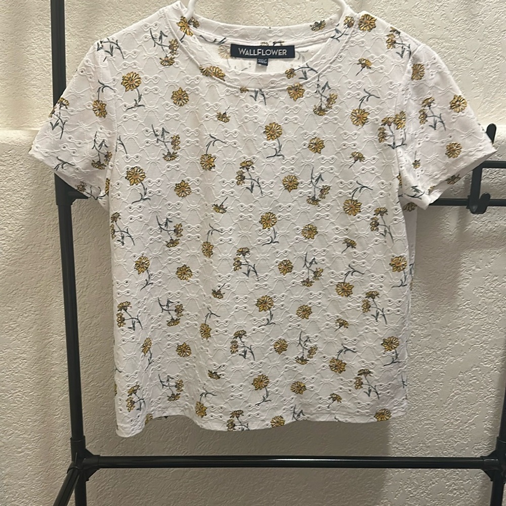 🌟WALLFLOWER Eyelet and Sunflower Top